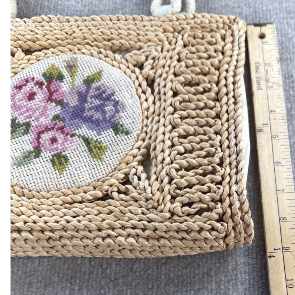 Vintage Woven Straw Shoulder Bag Tan Floral Needlepoint Boho Rope Handle Zip Top - Picture 3 of 8